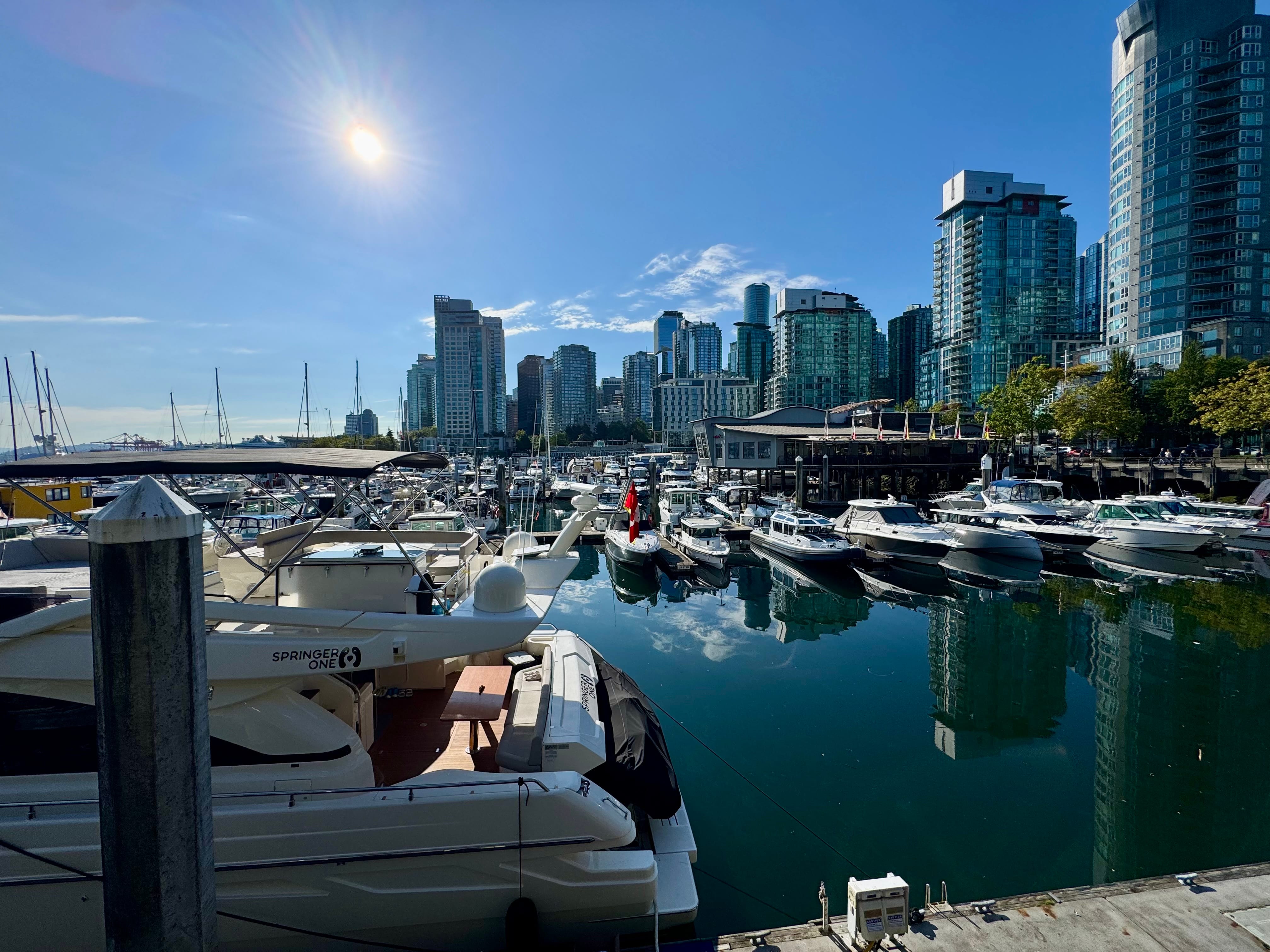 Coal Harbour i Vancouver med höghus och berg
